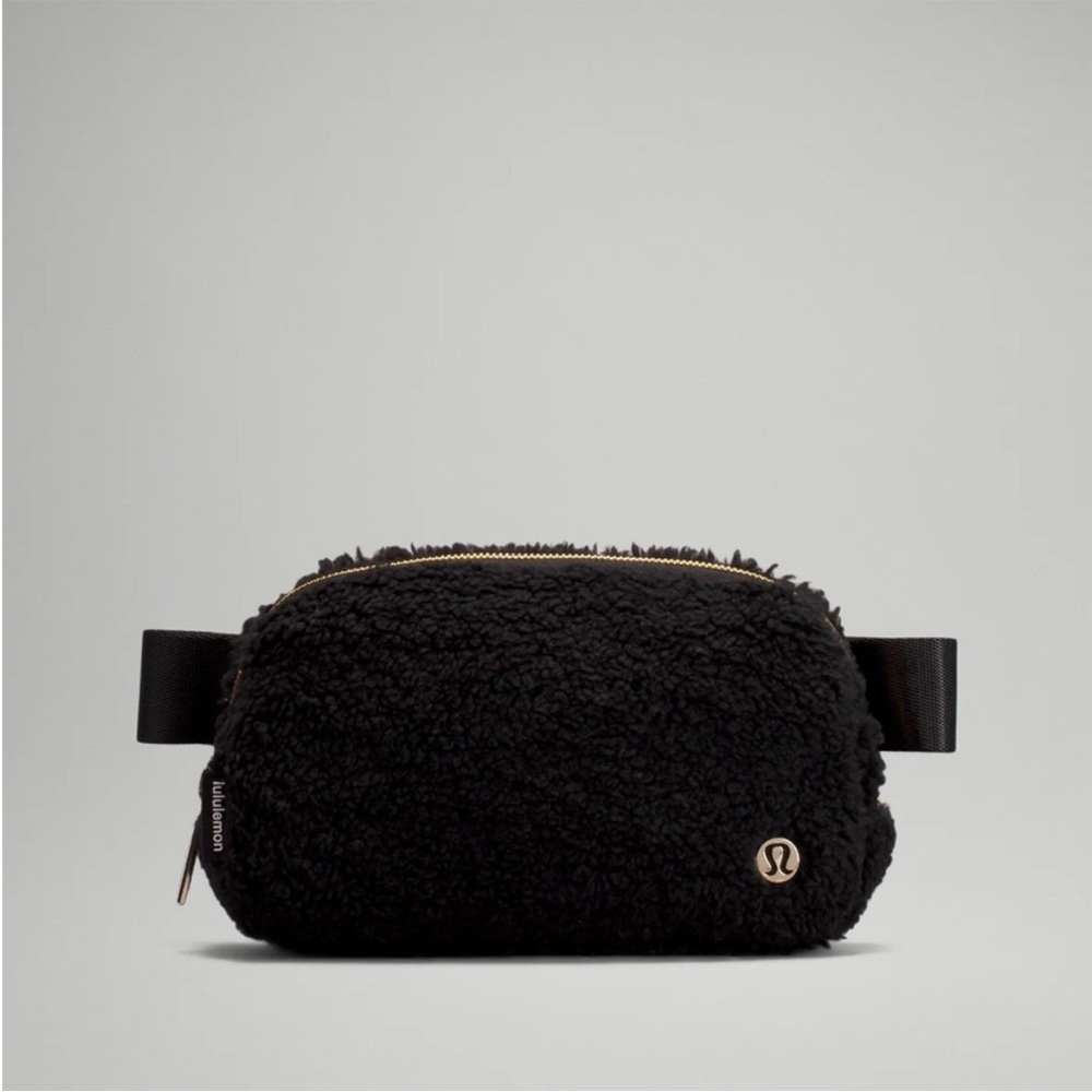 EVERYWHERE BELT BAG FLEECE IN BLACK by LULULEMON